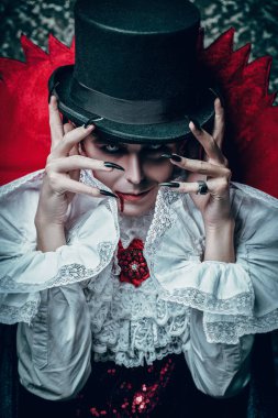 19. yüzyılın geleneksel aristokrat vampirinin portresi zarif bir takım elbise içinde ve dudaklarında bir damla kan ile. Cadılar Bayramı.