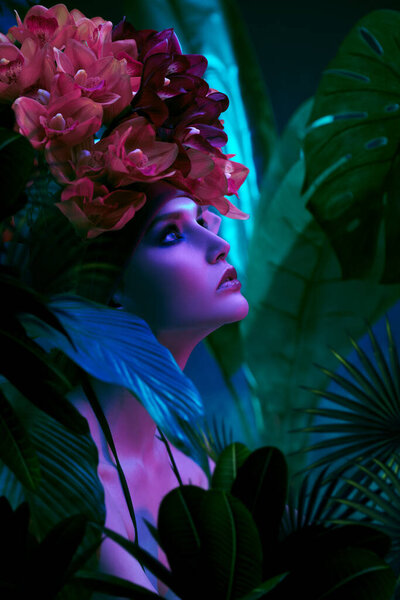 Fashionable Female Model Posing Tropical Plants Beautiful Orchid Headgear Beauty — Stock Photo, Image