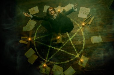 Tahta eve bakan korkunç bir cadının portresi. Büyü, karanlık güç, büyü. 