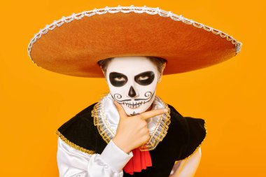 Parlak sarı arka planda şeker kafalı yakışıklı bir çocuğun portresi. Cadılar Bayramı. Dia de los muertos. Ölüler Günü.