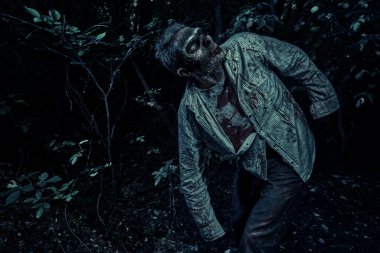 Gece ormanındaki korkunç bir zombi portresi. Cadılar Bayramı. Heyecan.