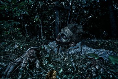 Zombi gece mezarlığındaki mezardan çıkıyor. Cadılar Bayramı. Korkunç..