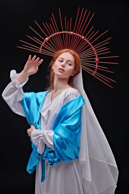 Karanlık bir arka planda ışık ışınlarıyla Bakire Meryem portresi. Modern din sanatı. 