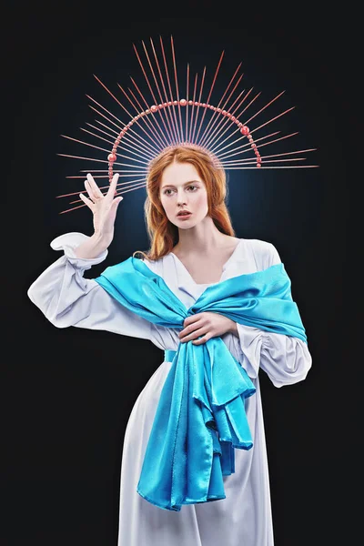 Karanlık bir arka planda ışık ışınlarıyla Bakire Meryem portresi. Modern din sanatı. 