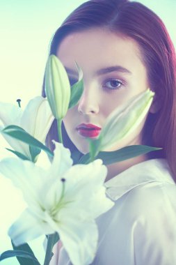 Açık pembe sisli, nilüfer çiçekleri olan genç ve güzel bir kız. Bahar ve yazın ilham kaynağı. Parfüm, kozmetik konsepti.