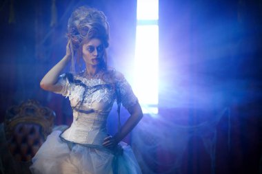 Vampirler. Çekici ve korkunç vampir kadın eski terk edilmiş kalenin penceresinden gelen ışıkların arka planına karşı. Eski tarz. Cadılar Bayramı.