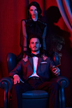 Lüks bir dairede poz veren şık gece kıyafetleri içinde zarif bir çift. Göz kamaştırıcı bir yaşam tarzı. Moda fotoğrafı..