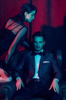 Lüks bir dairede poz veren şık gece kıyafetleri içinde zarif bir çift. Göz kamaştırıcı bir yaşam tarzı. Moda fotoğrafı..