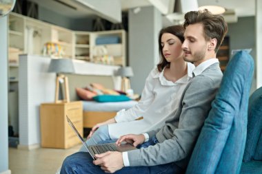 Aşık güzel genç insanlar evde birlikte vakit geçiriyorlar. Mutlu bir çift. Evin içi, mobilyalar.. 