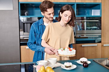 Aşıklar evdeki mutfakta bir kutlama çay partisi için hazırlanıyorlar. Evin içi, mobilyalar. Mutlu aile kavramı.