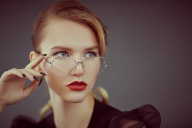 Gözlüklü zarif iş kadını. Güzellik, moda. Optik ve gözlük tarzı. 