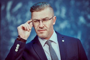 Takım elbiseli ve gözlüklü saygıdeğer olgun bir adamın portresi. İş adamı portresi. Boşluğu kopyala.