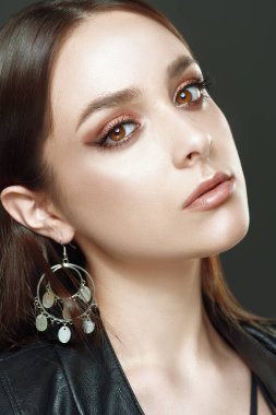 Makyaj ve makyaj malzemeleri. Akşam makyajlı güzel esmer bir kızın yakın plan portresi..