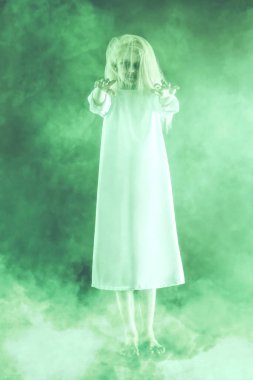 Korku filmlerinden fırlamış soluk benizli bir kızın uzun bir portresi. Zombi, Cadılar Bayramı.