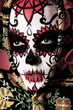 Calavera Catrina 'nın yakın plan portresi. Şeker kafa makyajı. Dia de los muertos. Ölüler Günü. Cadılar Bayramı.