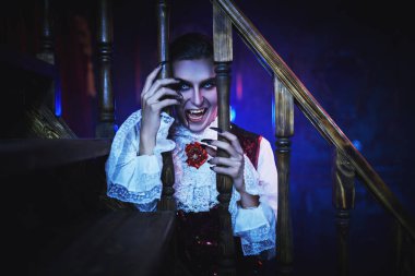 Kana susamış bir vampir aristokrat kurban aramak için gece kalenin etrafında sinsice dolaşıyor. 19. yüzyıl tarzı. Cadılar Bayramı.