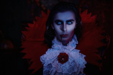 Sinsi bir vampirin portresi. Eski bir şatoda gizlice gecenin içinden geçiyor. Geleneksel vampir adam. Cadılar Bayramı. Kont Drakula.