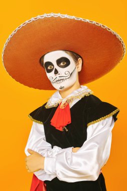 Parlak sarı arka planda şeker kafalı yakışıklı bir çocuğun portresi. Cadılar Bayramı. Dia de los muertos. Ölüler günü. Boşluğu kopyala. 