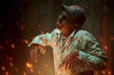 Yıkık bir binada korkunç kana susamış zombi adam. Dehşet. Cadılar Bayramı.