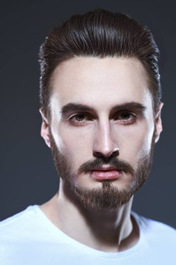 Yakışıklı bir gencin portresi. Erkek güzelliği. Stüdyo çekimi.