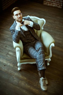 Şık takım elbiseli yakışıklı bir adamın portresi koltukta rahatça oturup gülümsüyor. Başarılı bir iş adamı. Hayat güzel bir kavram.. 