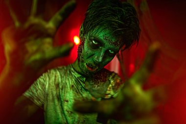 Cadılar Bayramı konsepti Korkunç bir genç zombi portresi..