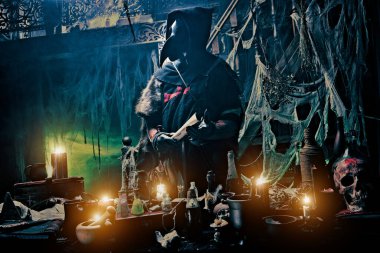 Veba doktoru masasında çalışıyor, hıyarcıklı veba için bir tedavi icat ediyor. Gizemciliğin atmosferi. Tarihsel yeniden canlandırma. Cadılar Bayramı. 