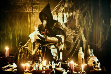 Veba doktoru masasında çalışıyor, hıyarcıklı veba için bir tedavi icat ediyor. Gizemciliğin atmosferi. Tarihsel yeniden canlandırma. Cadılar Bayramı. 