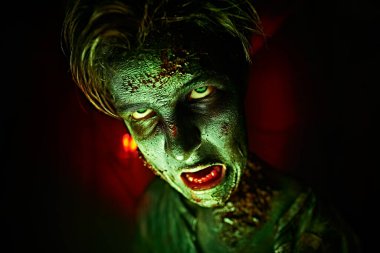 Cadılar Bayramı, korku filmi. Yeşil ışıkta geçen korkunç zombi bir çocuğun yakın plan portresi.. 