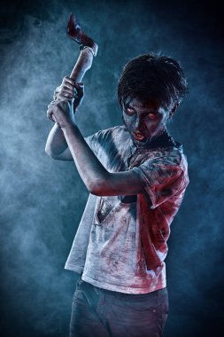 Cadılar Bayramı, korku filmi. Baltalı, saldırgan, zombi bir gencin portresi..