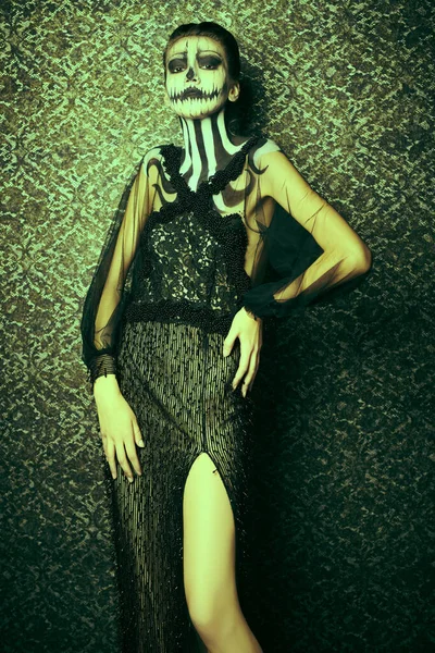 Kaliteli arka planda kafatası kabağı makyajı olan zarif bir bayan. Eski tarz. Cadılar Bayramı. Ölülerin Günü. 