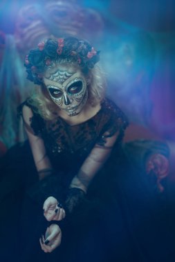 Ölüler Günü. Terk edilmiş eski bir evde büyüleyici ve tehlikeli Calavera Catrina. Kafatası şekeri kız. Dia de los muertos. Cadılar Bayramı.