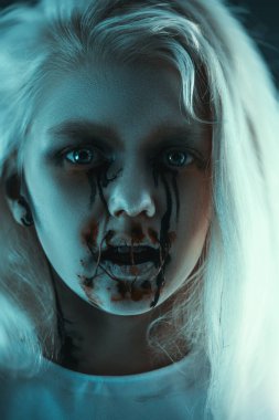 Korku filminde sarı ışıkta geçen korkunç soluk bir kızın uzay portresini kopyala. Zombi, Cadılar Bayramı.