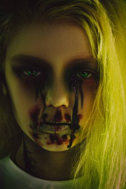 Korku filminde sarı ışıkta geçen korkunç soluk bir kızın uzay portresini kopyala. Zombi, Cadılar Bayramı.