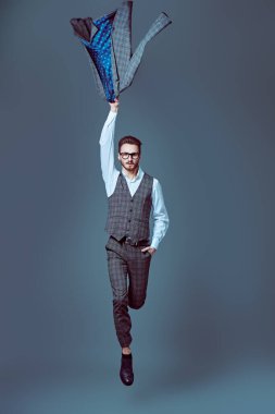 Kariyer basamaklarını tırmanan motive olmuş bir iş adamının portresi. İş başarısı konsepti. Uzayı kopyala Tam boy portre.