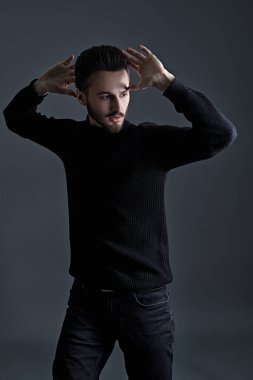 Yakışıklı bir gencin portresi. Erkek güzelliği. Stüdyo çekimi.