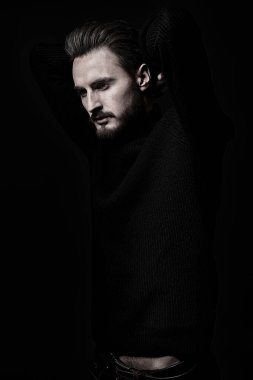 Yakışıklı bir gencin portresi. Erkek güzelliği. Stüdyo çekimi.