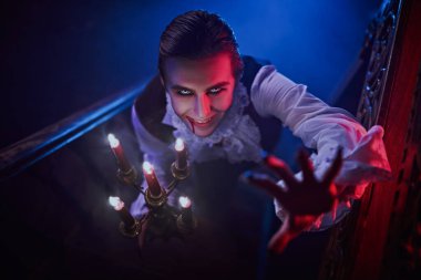 Kana susamış bir vampir aristokrat kurban aramak için gece kalenin etrafında sinsice dolaşıyor. 19. yüzyıl tarzı. Cadılar Bayramı.