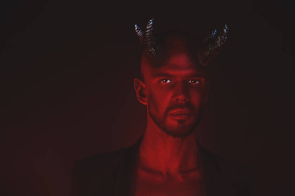 Портрет плохого демона на черном фоне. Фильм ужасов, кошмар. Хэллоуин.