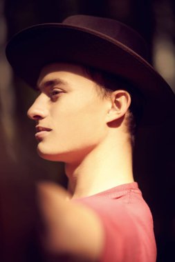 Sonbahar ormanındaki yakışıklı bir gencin yakın plan portresi. Erkek güzeli.. 