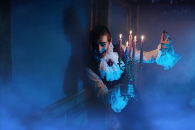 Kana susamış bir vampir aristokrat kurban aramak için gece kalenin etrafında sinsice dolaşıyor. 19. yüzyıl tarzı. Cadılar Bayramı.