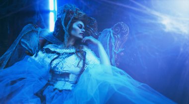 Cadılar Bayramı. Eski terk edilmiş kaledeki ölü imparatoriçenin portresi. Kalede hayalet var. Klasik stil. 