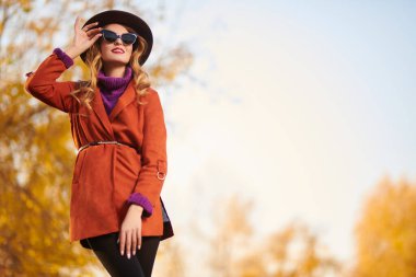 Şapkalı güzel, gülümseyen bir genç kadının portresi. Güzellik, moda. Sonbahar mevsimi. 