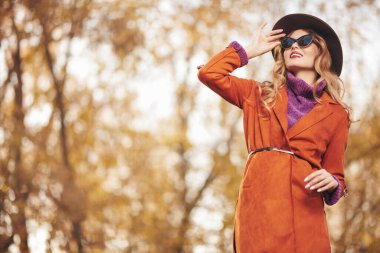 Şapkalı güzel, gülümseyen bir genç kadının portresi. Güzellik, moda. Sonbahar mevsimi. 