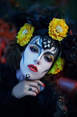 Büyüleyici ve tehlikeli Calavera Catrina eski bir kalede. Kafatası şekeri kız makyajı ve kostüm. Ölüler Günü. Dia de los muertos. Cadılar Bayramı.