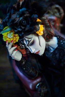 Büyüleyici ve tehlikeli Calavera Catrina eski bir kalede. Kafatası şekeri kız makyajı ve kostüm. Ölüler Günü. Dia de los muertos. Cadılar Bayramı.