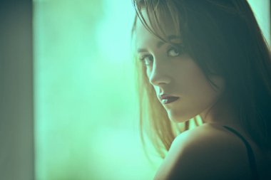 Güzel narin kız stüdyoda poz veriyor. Güzellik, moda.