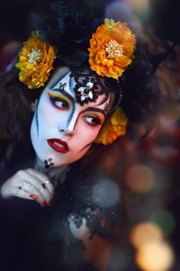 Calavera Catrina 'nın yakın plan portresi Bokeh' in siyah arka planında. Kafatası şekeri makyajlı genç bir kadın. Dia de los muertos. Ölüler Günü. Cadılar Bayramı.