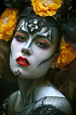 Siyah arka planda Calavera Catrina 'nın yakın plan portresi. Kafatası şekeri makyajlı genç bir kadın. Dia de los muertos. Ölüler Günü. Cadılar Bayramı.