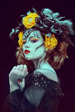 Siyah arka planda Calavera Catrina 'nın portresi. Kafatası şekeri makyajlı genç bir kadın. Dia de los muertos. Ölüler Günü. Cadılar Bayramı.